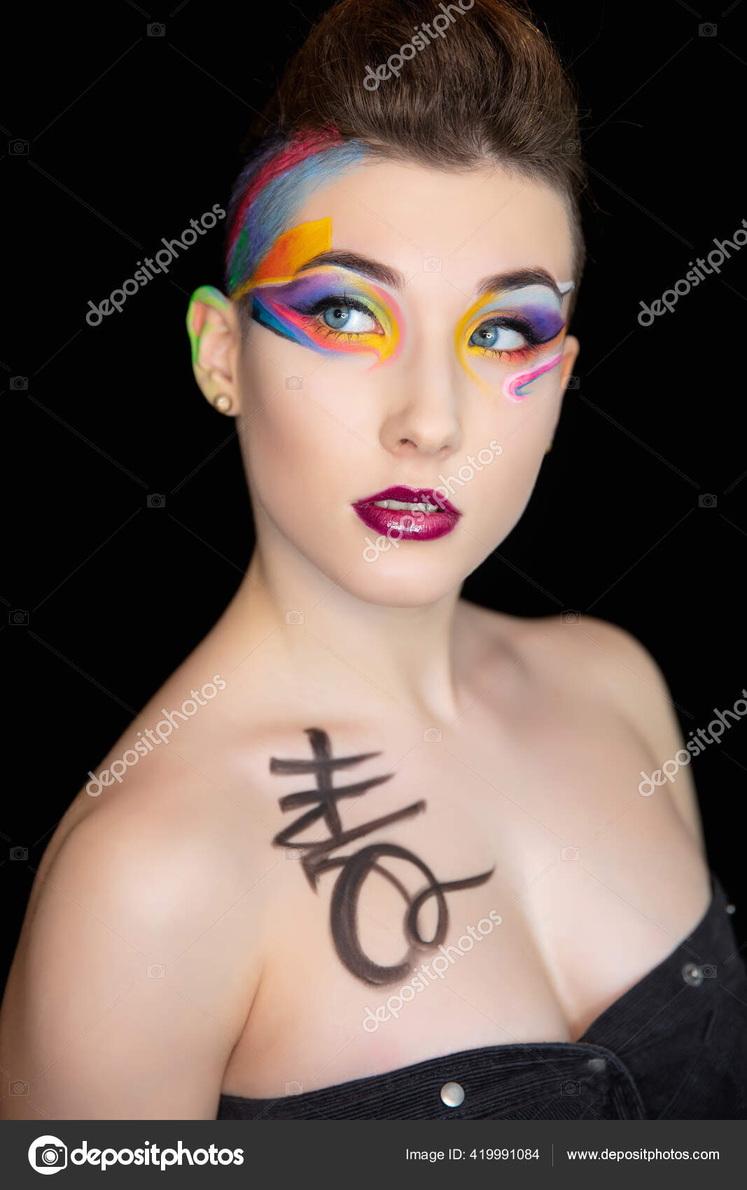 Jovem Morena Bonita Com Maquiagem Criativa Pintura Corporal fotos, imagens  de © acidgrey #419992638