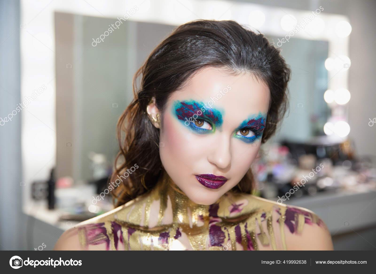 Jovem Morena Bonita Com Maquiagem Criativa Pintura Corporal fotos, imagens  de © acidgrey #419992638