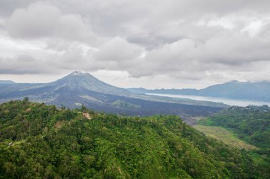 Batur ve Agung, Bali ve Endonezya volkanlarının manzarası.
