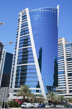 Doha şehir merkezindeki yüksek bir binanın gündüz görüşü. Katar