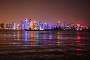 Doha 'nın destansı manzarası Geceleri gökyüzü