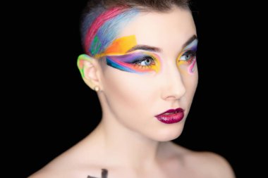 Yaratıcı makyajı ve vücut boyası olan tatlı bir esmerin portresi.