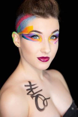 Yaratıcı makyajı ve vücut boyası olan çekici genç bir kadın.