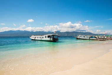 Teknelerin ve Lombok adasının muhteşem manzarası. Gili Trawangan Adası, Endonezya