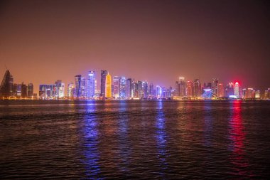 Doha 'nın gece ufuk çizgisi manzarası. Katar