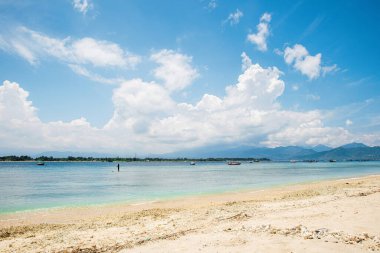 Kumlu sahil manzarası, deniz ve gökyüzü, Gili Trawangan Adası, Endonezya