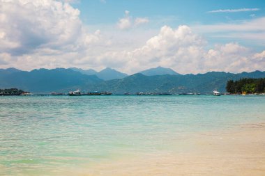 Endonezya 'nın Gili Trawangan adasındaki Mercan plajından Gili Meno ve Lombok adalarının güzel manzarası