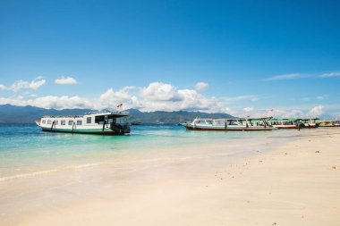 Sahilden teknelere ve Lombok adasına bakın. Gili Trawangan Adası, Endonezya