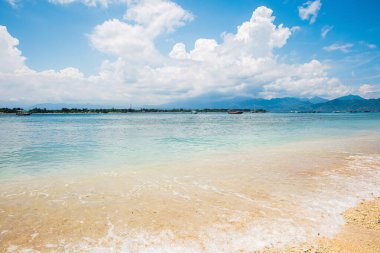 Endonezya 'daki Gili Trawangan adasında, Coral sahilinde sakin bir sörf.