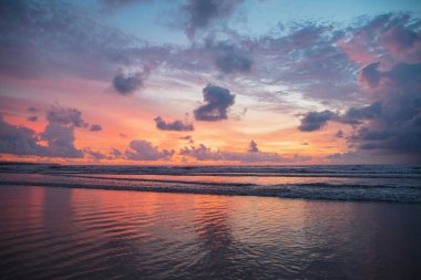 Kuta plajı, Bali adası, Endonezya 'da ateşli kırmızı gün batımı manzarası