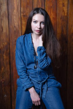 Stüdyoda kot pantolon giymiş güzel bir esmer.