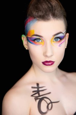 Yaratıcı makyajlı güzel bir esmerin portresi.