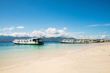 Gündüz teknelerin ve Lombok adasının manzarası. Gili Trawangan Adası, Endonezya