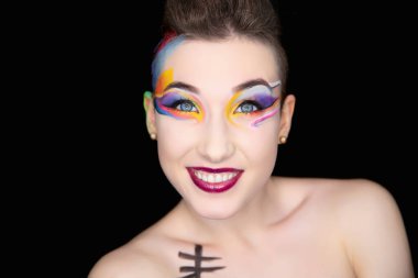 Yaratıcı makyajı ve vücut boyası olan seksi bir esmerin portresi.