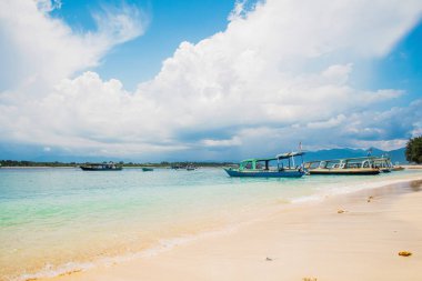 Güneşli bir günde, Endonezya 'nın Gili Trawangan adasında kumlu sahilde sakin bir sörf.