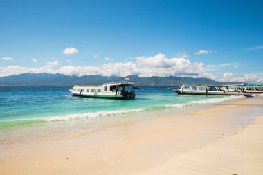 Kumsal manzarası, tekneler ve Lombok adası. Gili Trawangan Adası, Endonezya
