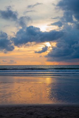 Endonezya 'nın Bali adasındaki Kuta plajında güzel bir gün batımı manzarası