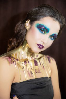Yüzünde yaratıcı bir makyajı olan güzel bir kadının portresi.