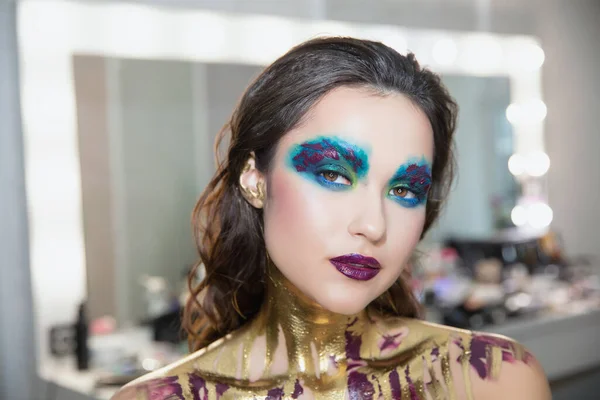 Joven Morena Encantadora Con Maquillaje Creativo Pintura Corporal — Foto de Stock