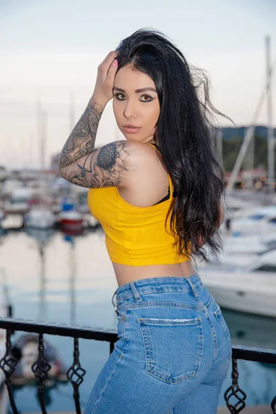 Portrait Young Woman Posing Background Sea Yacht — Stock Photo, Image