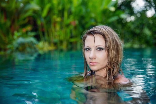 Portrét Mladé Blondýny Pózující Bazénu — Stock fotografie