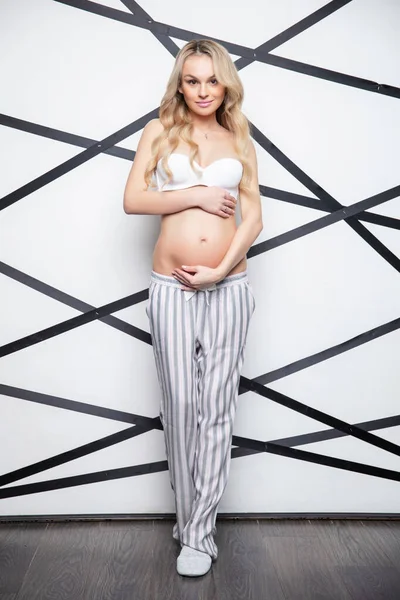 Sütyen Pantolon Giymiş Hamile Bir Kadın Stüdyoda Poz Veriyor — Stok fotoğraf