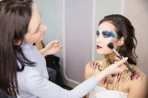 Artist Applies Makeup Alluring Young Model Studio — Stock Photo, Image