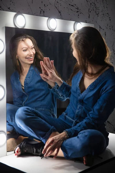 Mujer Feliz Vestida Con Overoles Mezclilla Posando Cerca Del Espejo —  Fotos de Stock