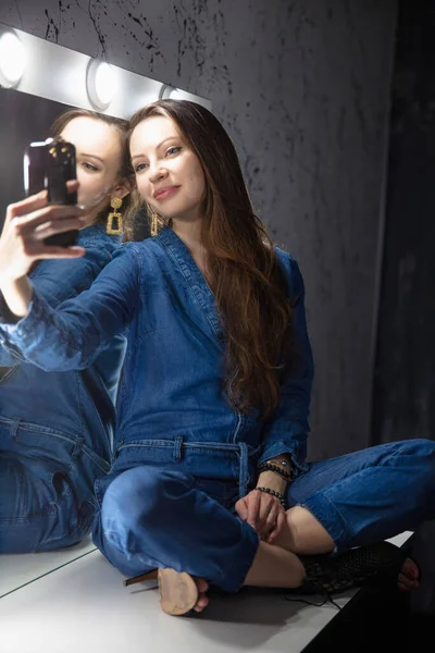 Encantadora Mujer Vestida Con Overoles Mezclilla Tomando Una Selfie —  Fotos de Stock