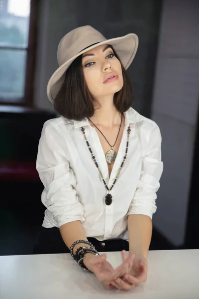 Retrato Una Guapa Morena Con Camisa Sombrero — Foto de Stock