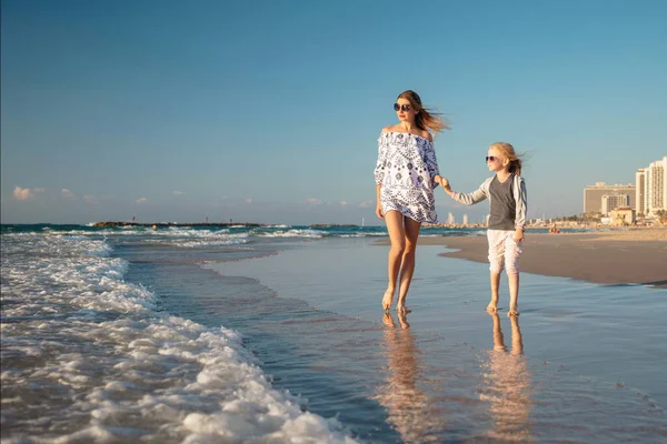 Pěkná Šťastná Maminka Dcerou Kráčející Bosá Podél Surfování Písečné Pláži — Stock fotografie