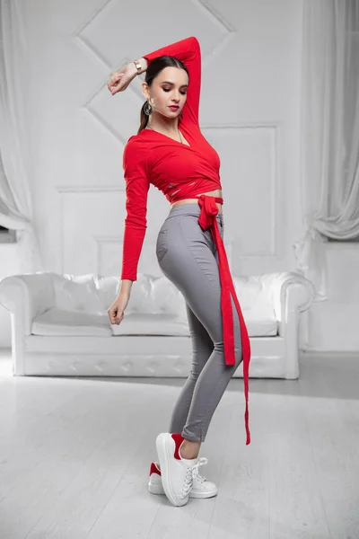 Nette Dame Roter Bluse Und Jeans Posiert Studio — Stockfoto