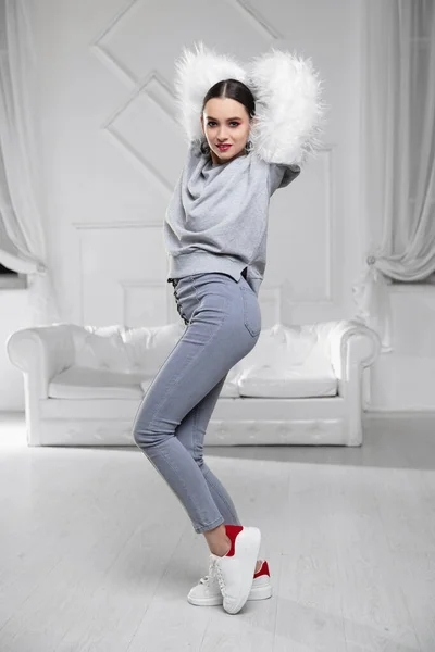 Mujer Perfecta Usando Suéter Con Piel Jeans Posando Estudio — Foto de Stock