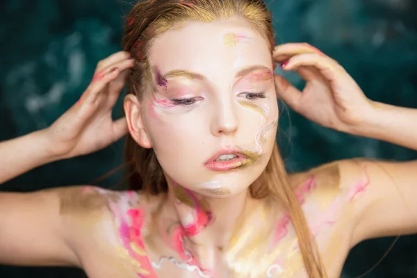 年轻可爱的女人 有创意的化妆和身体绘画 — 图库照片