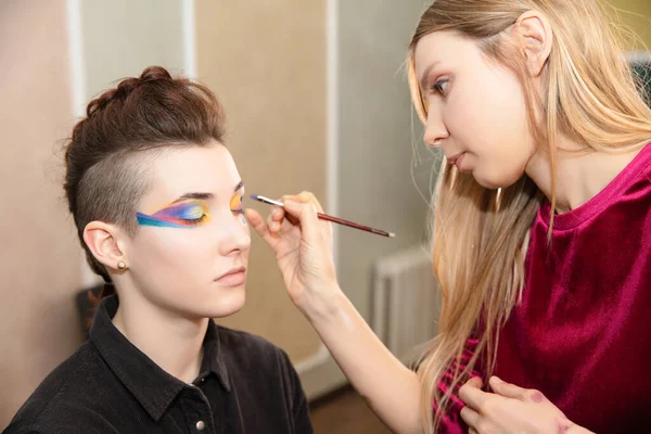 Artist Applies Makeup Pretty Young Model Studio — Stock Photo, Image