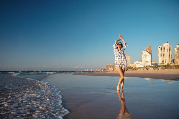 Mujer Encantadora Posando Playa Pie Agua Con Una Túnica Gafas —  Fotos de Stock