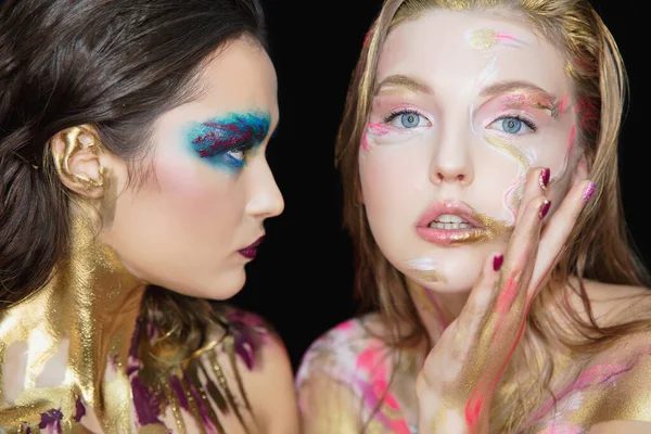 Dvě Svůdné Mladé Ženy Kreativním Make Upem Tváři Pózující Studiu — Stock fotografie