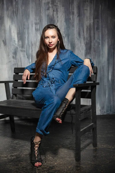 Chaming Young Woman Dressed Denim Overalls Posing While Sitting Bench — Stock Photo, Image