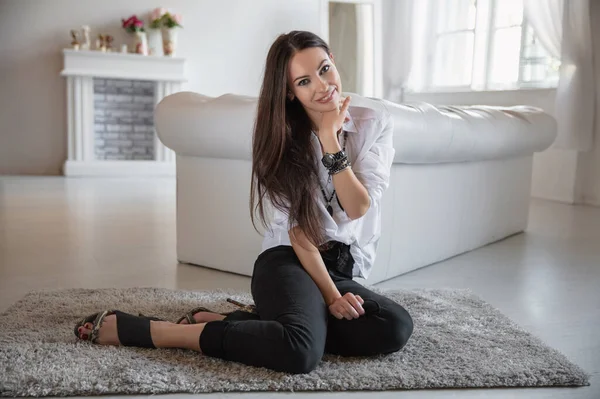 Underbar Ung Kvinna Bär Skjorta Och Byxor Poserar Nära Soffan — Stockfoto