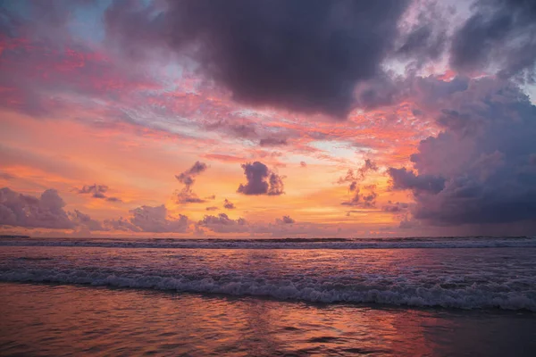 Hermosa Vista Atardecer Amarillo Rojo Playa Kuta Isla Bali Indonesia —  Fotos de Stock