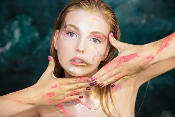Affascinante Giovane Donna Con Trucco Creativo Body Painting — Foto Stock