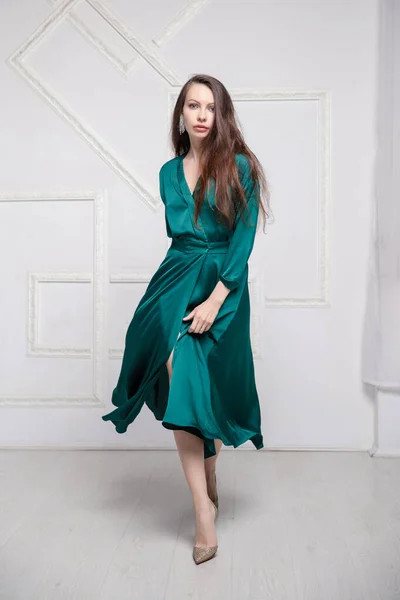 Lovely Brunette Wearing Green Silk Dress Posing Studio — Stock Photo, Image