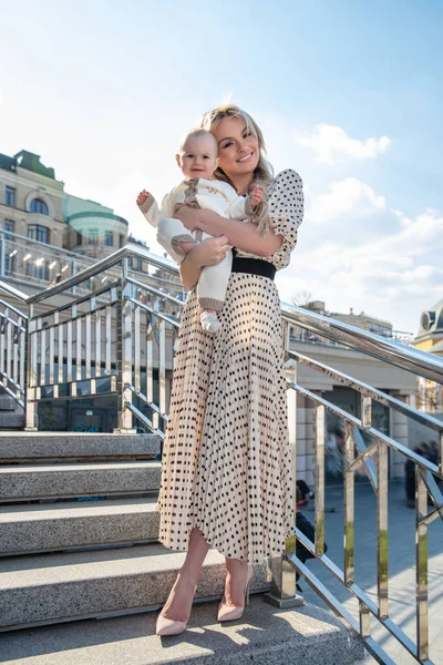 Madre Feliz Con Pequeña Hija Sus Brazos Posando Aire Libre —  Fotos de Stock