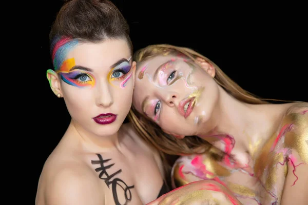 Deux Jolies Jeunes Femmes Maquillage Créatif Sur Visage Posant Studio — Photo