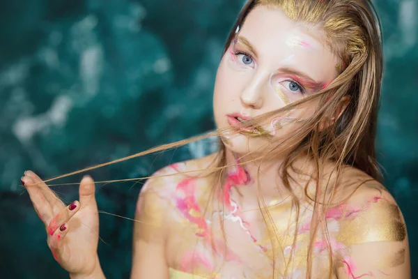 Portret Van Een Verleidelijke Jonge Vrouw Met Creatieve Make Haar — Stockfoto