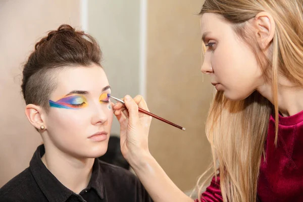 Artist Applies Makeup Lovely Young Model Studio — Stock Photo, Image