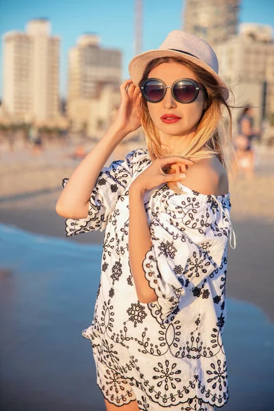 Portrait Pretty Woman Background Mediterranean Sea Wearing Tunic Glasses Hat — Stock Photo, Image