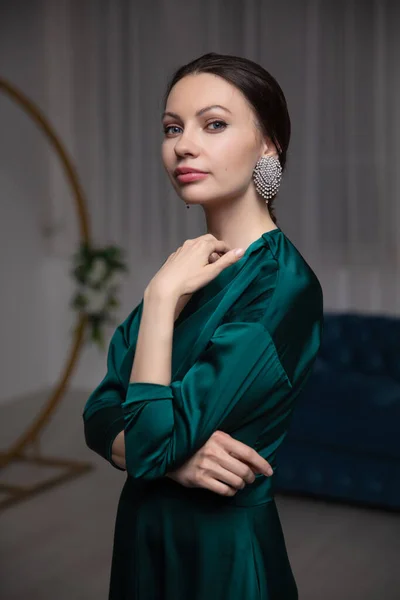 Retrato Una Hermosa Mujer Vestida Con Vestido Seda Verde Posando — Foto de Stock