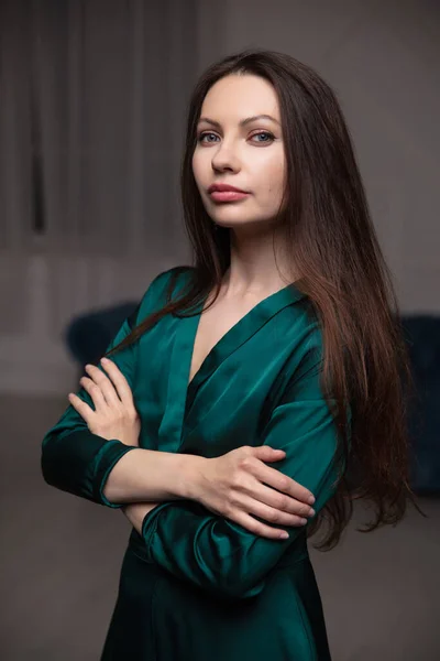 Retrato Una Mujer Atractiva Con Vestido Seda Verde Posando Estudio — Foto de Stock