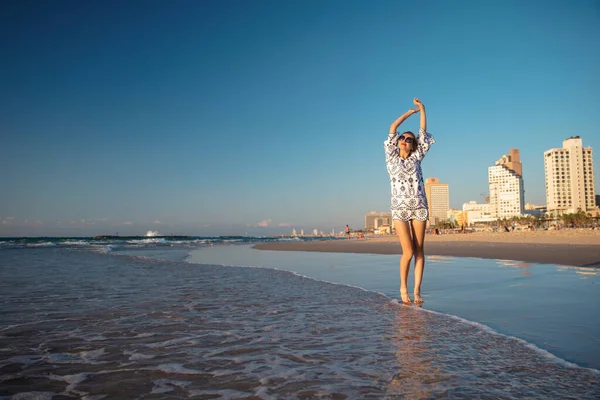 Intrygująca Kobieta Pozująca Plaży Stojąca Wodzie Ubrana Tunikę Okulary — Zdjęcie stockowe